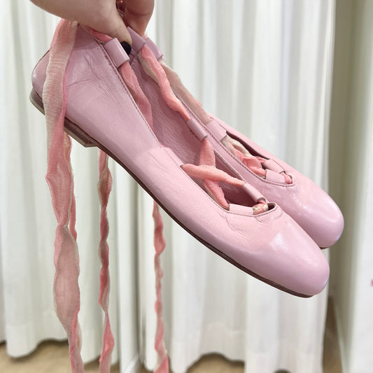 le plus 00s baby pink ballet flats with laces