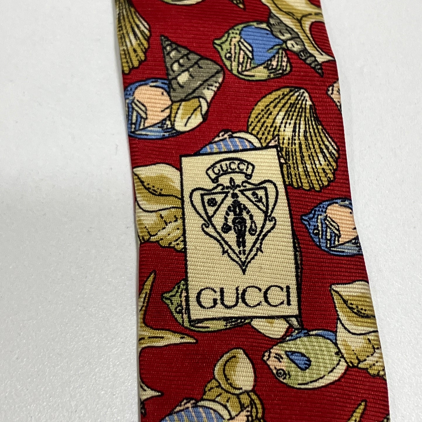 gucci 90s red silk tie with sea shells