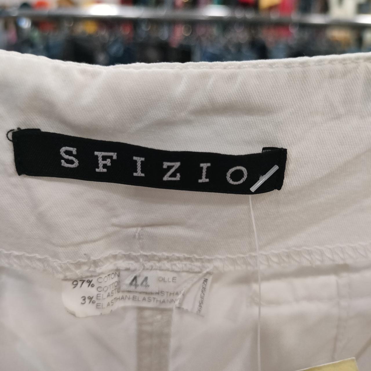 Close-up of SFIZIO white pants label showing size 44, cotton and elastane blend