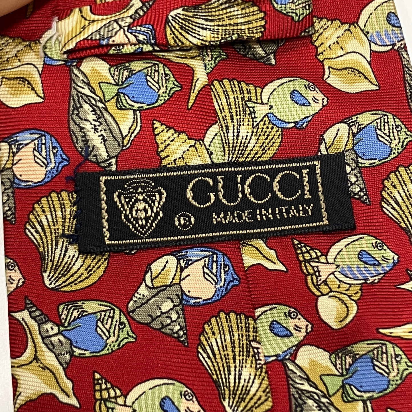 gucci 90s red silk tie with sea shells