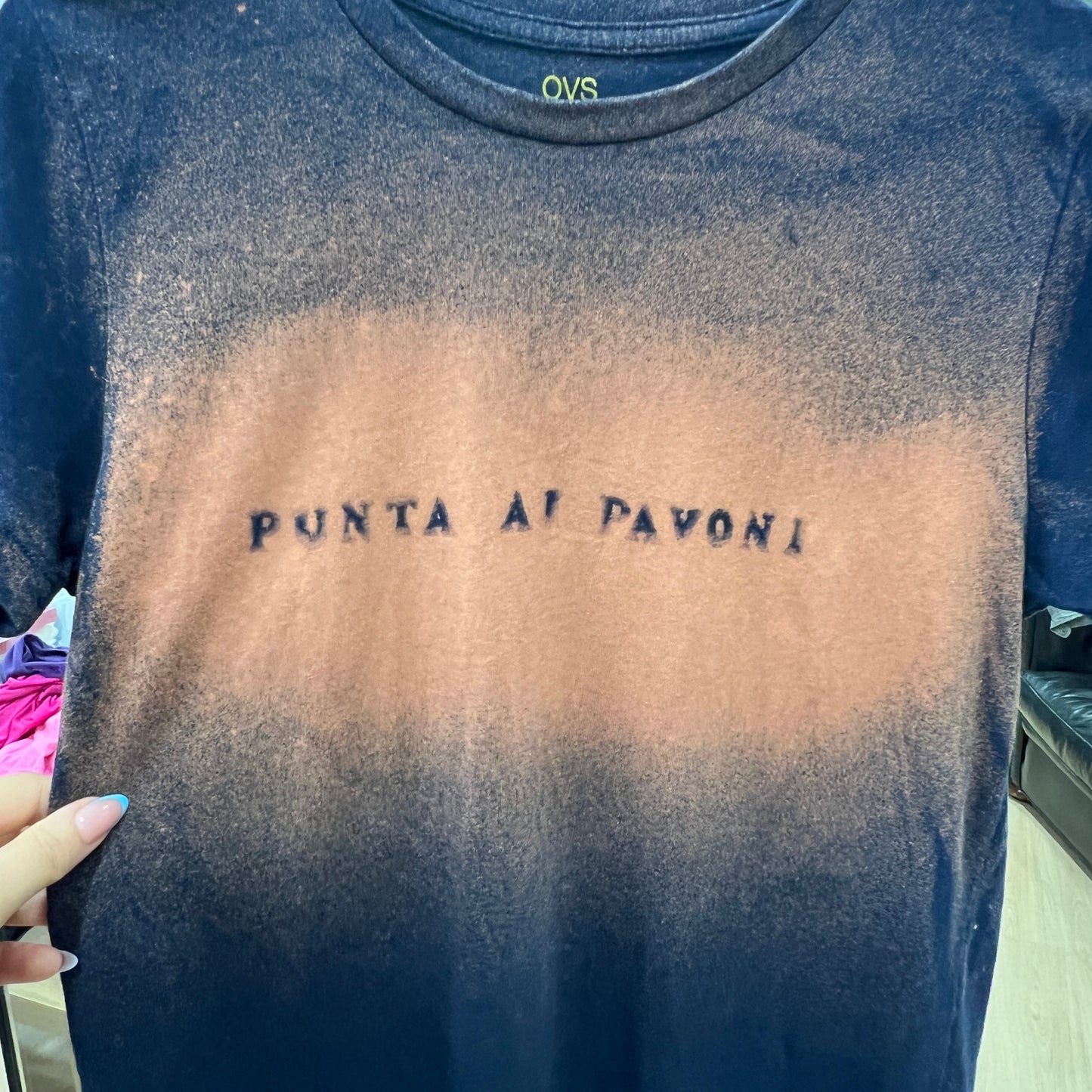 punta ai pavoni quando guidi - hand-bleached reworked second-hand tshirt