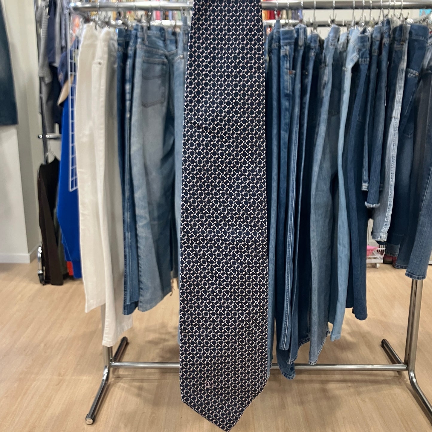 valentino 90s navy blue silk tie with light pink geometric pattern