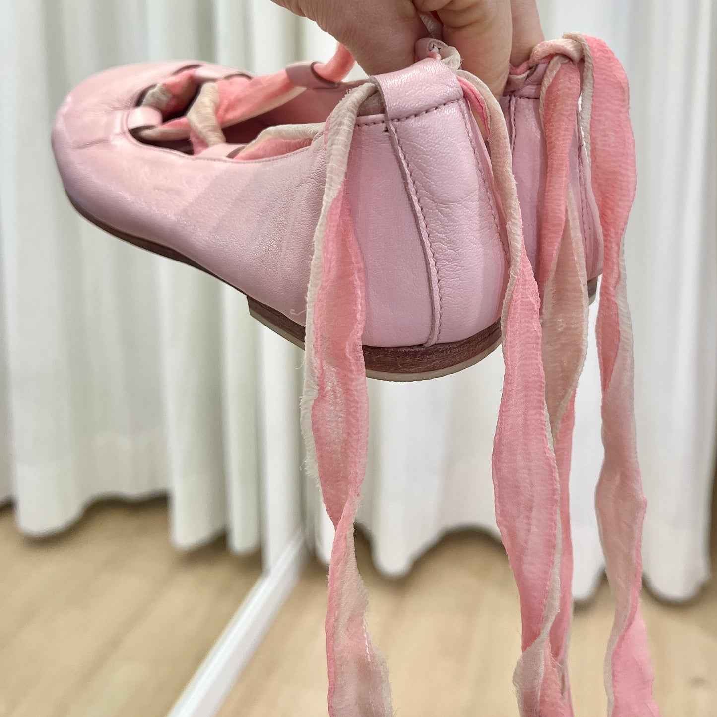 le plus 00s baby pink ballet flats with laces