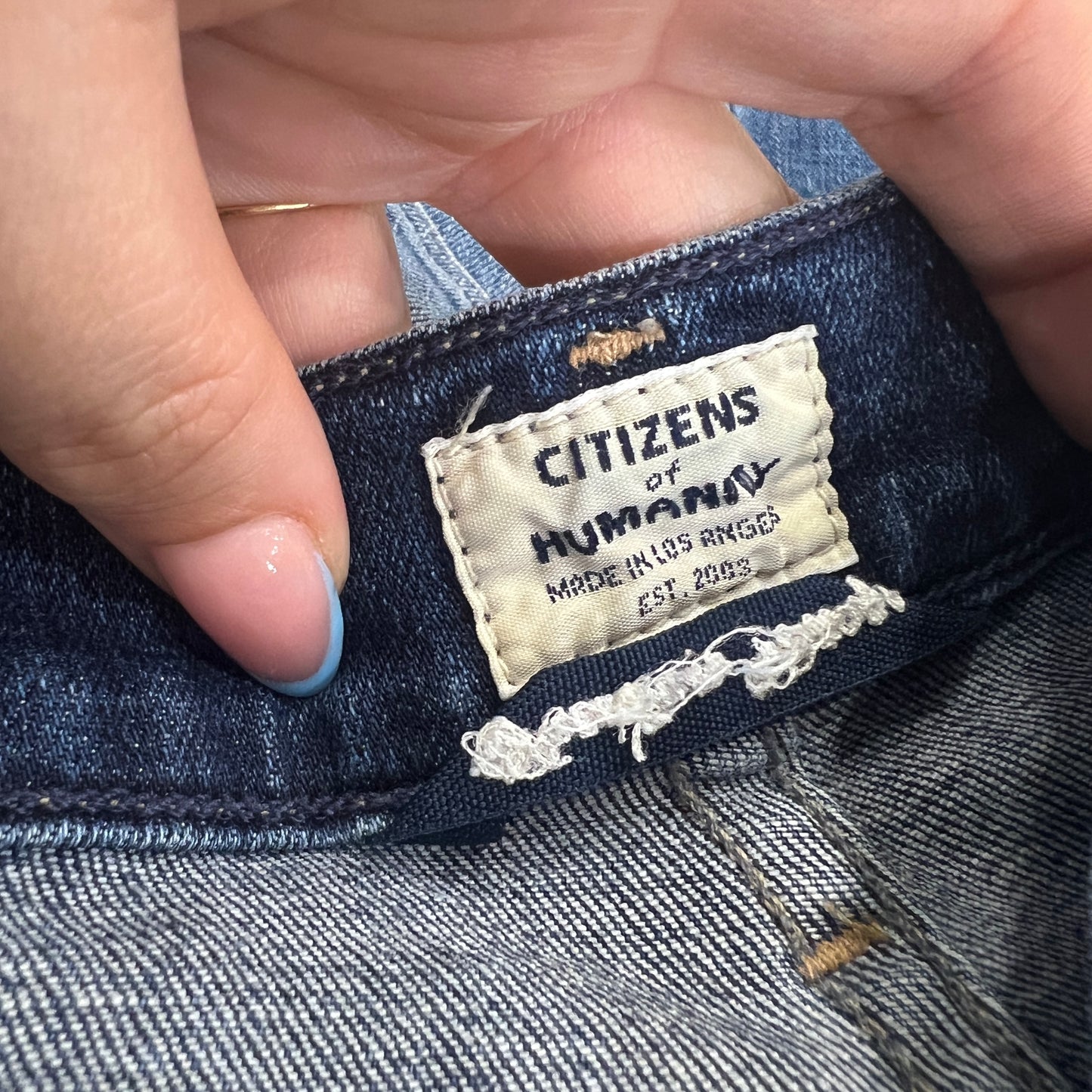 citizens of humanity 00s fitted mid waist jeans with distressed knees