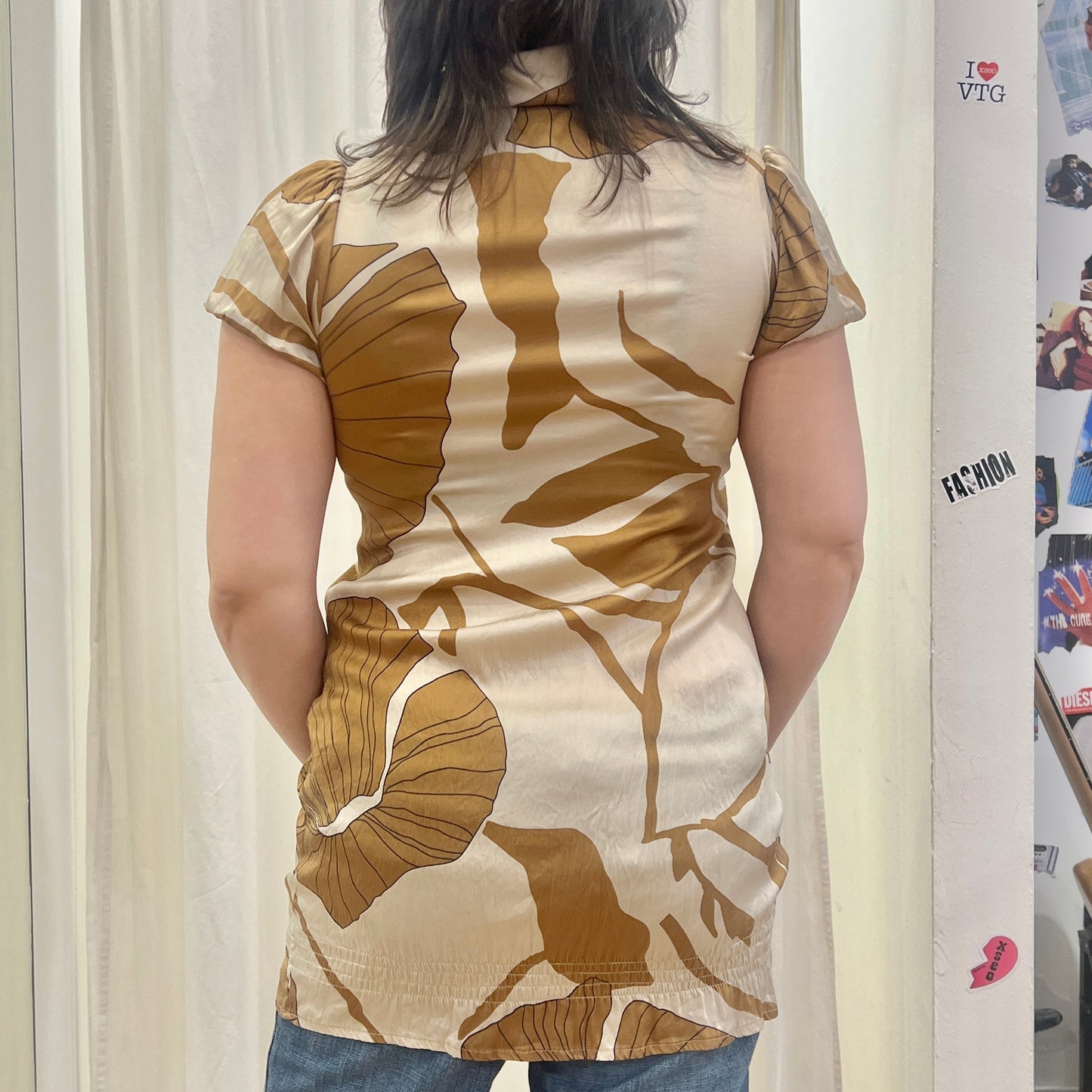 one 00s tan silk geometric print short sleeve minidress with pussy bow