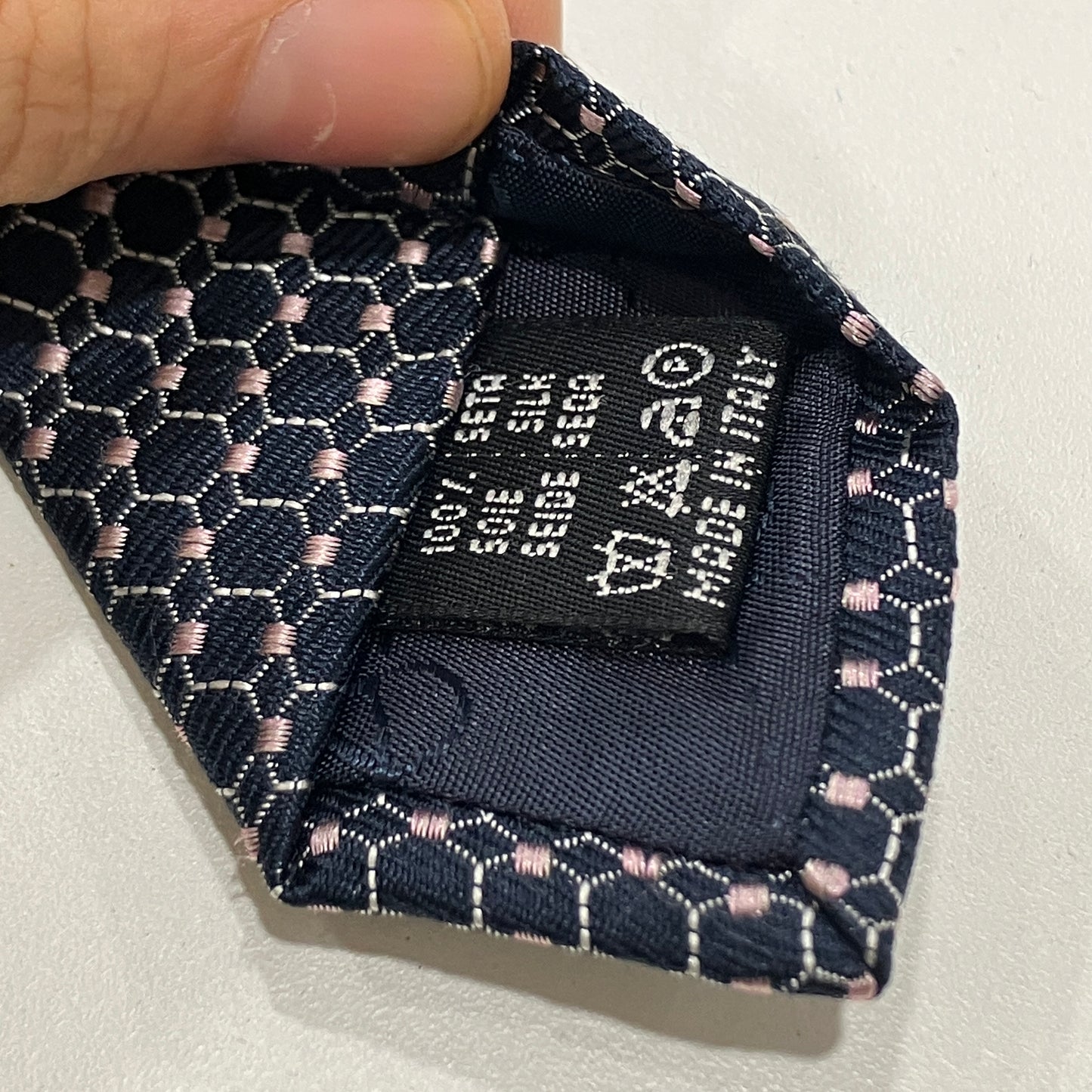 valentino 90s navy blue silk tie with light pink geometric pattern