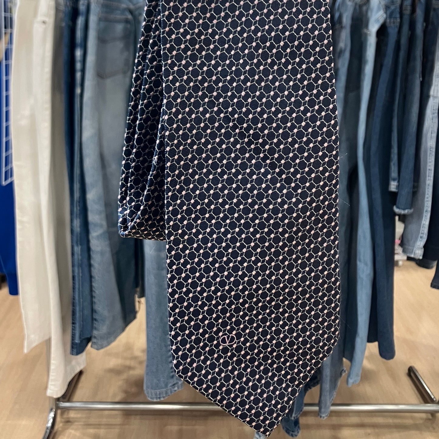 valentino 90s navy blue silk tie with light pink geometric pattern