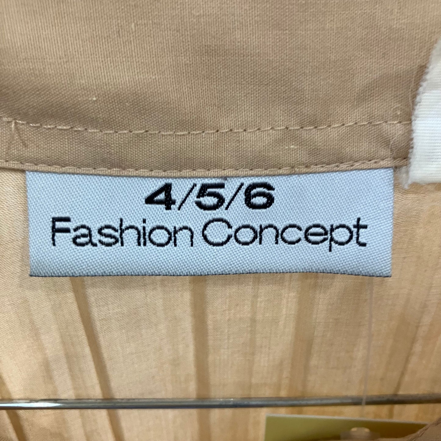 Label with '4/5/6 Fashion Concept' on a beige fabric background