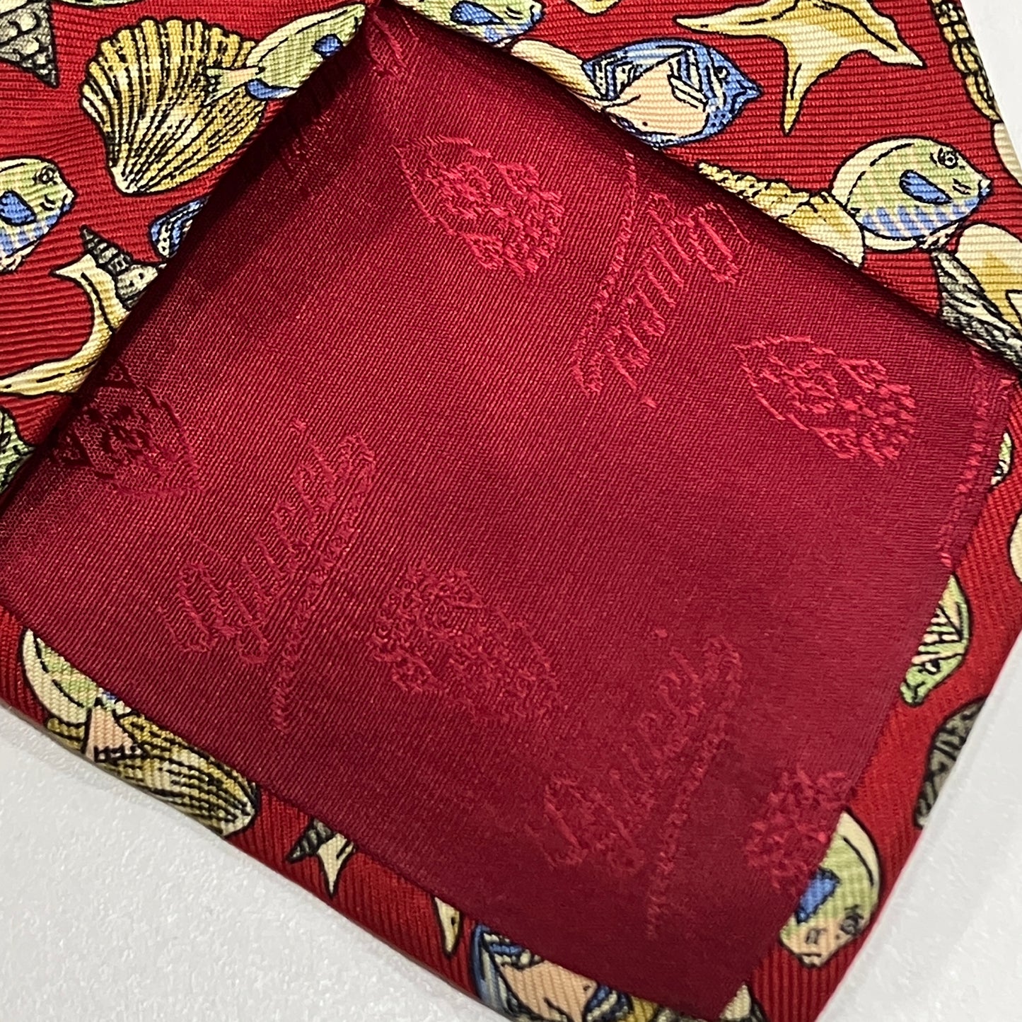 gucci 90s red silk tie with sea shells