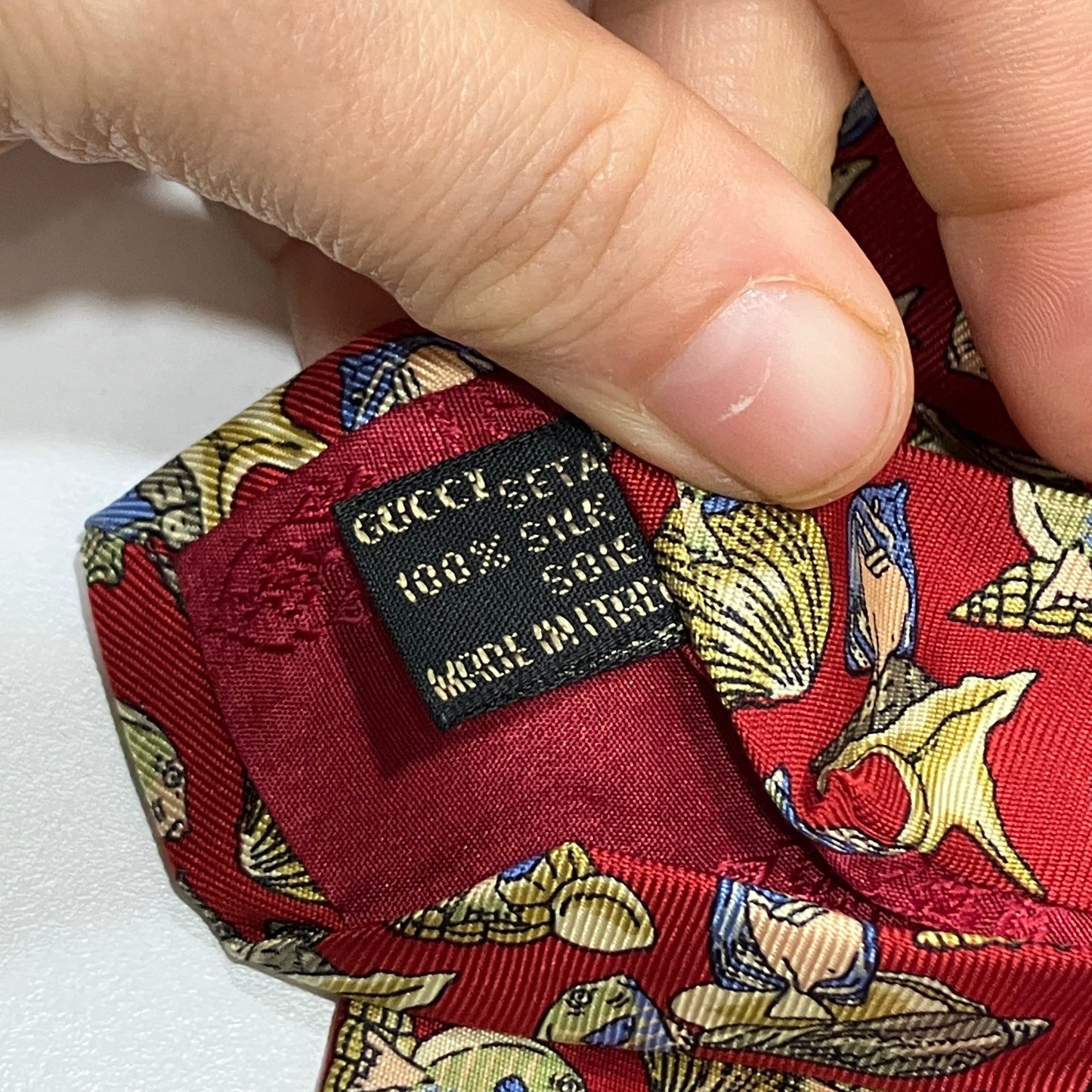 gucci 90s red silk tie with sea shells