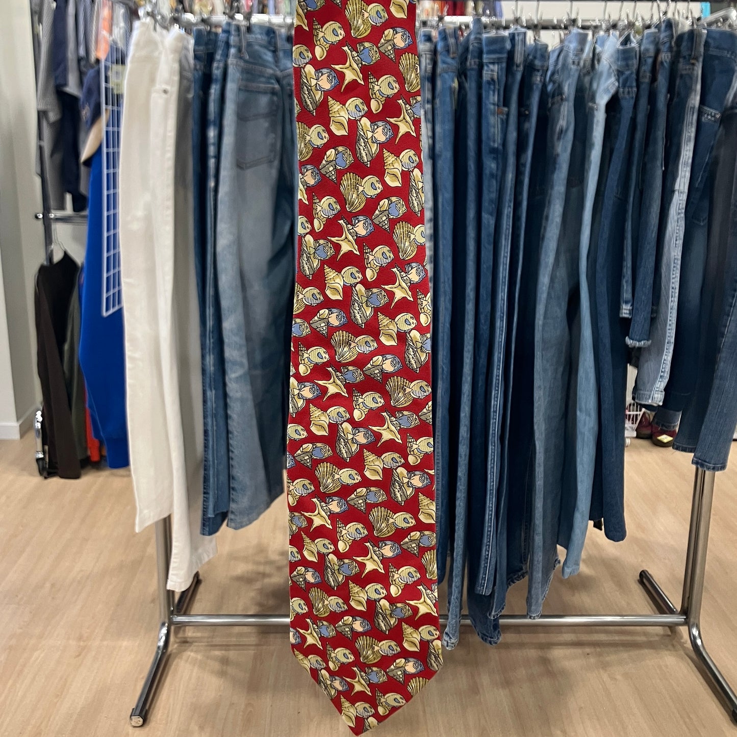 gucci 90s red silk tie with sea shells