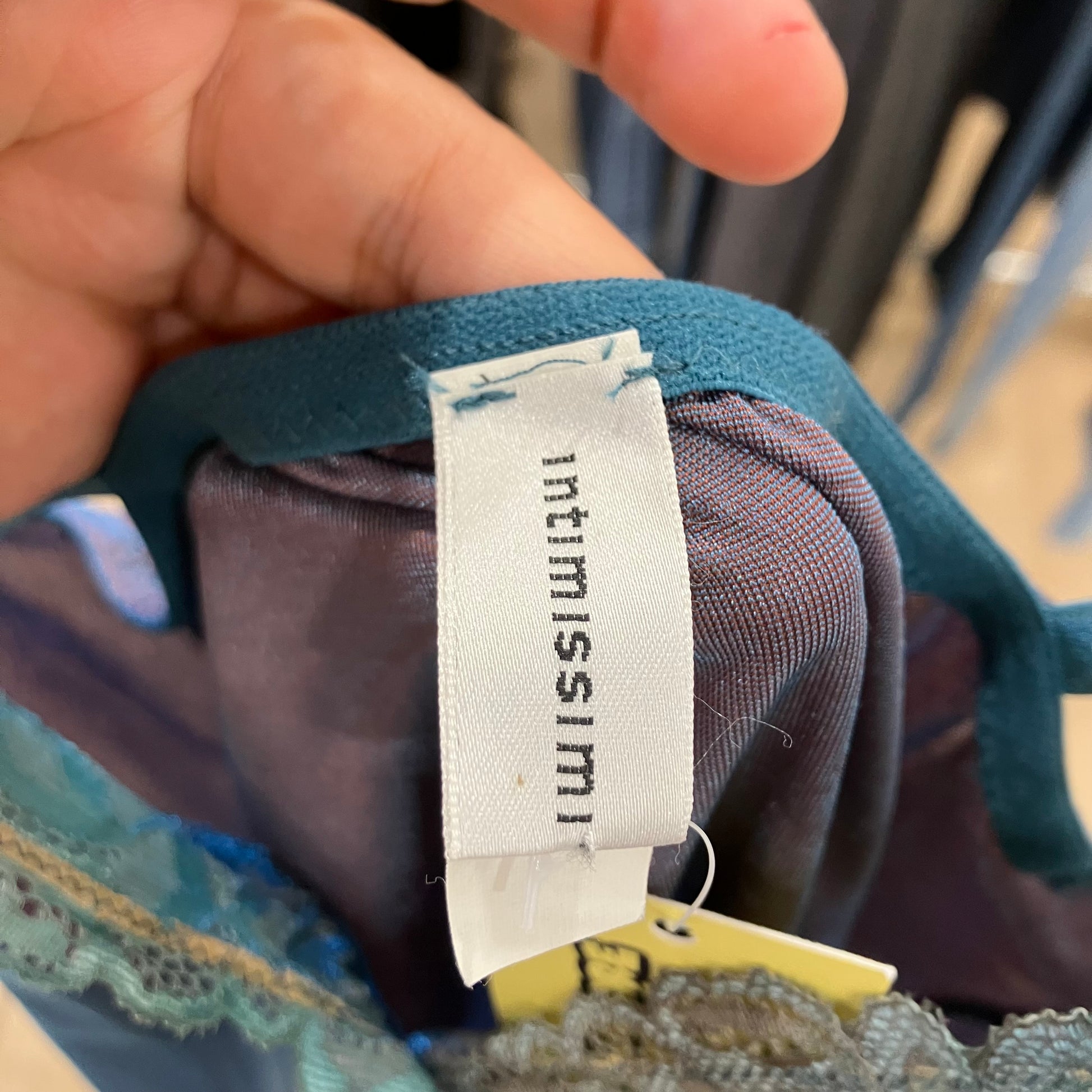 Clothing tag with 'intimissimi' brand name on a garment
