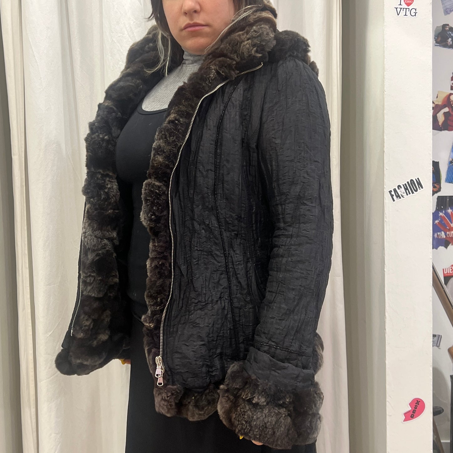 enry conf. 00s black crinkled zip up quilted jacket with brown faux fur trim