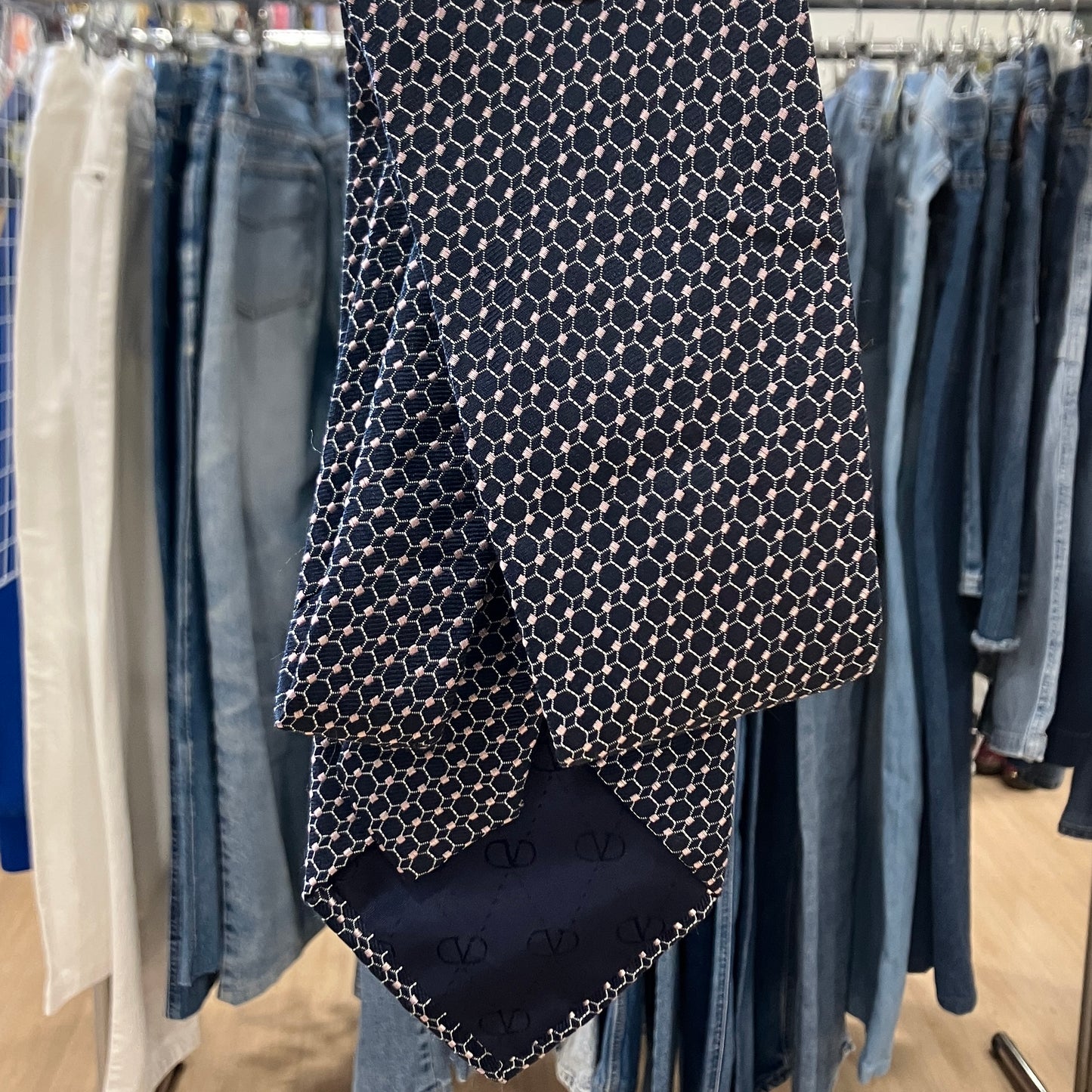 valentino 90s navy blue silk tie with light pink geometric pattern