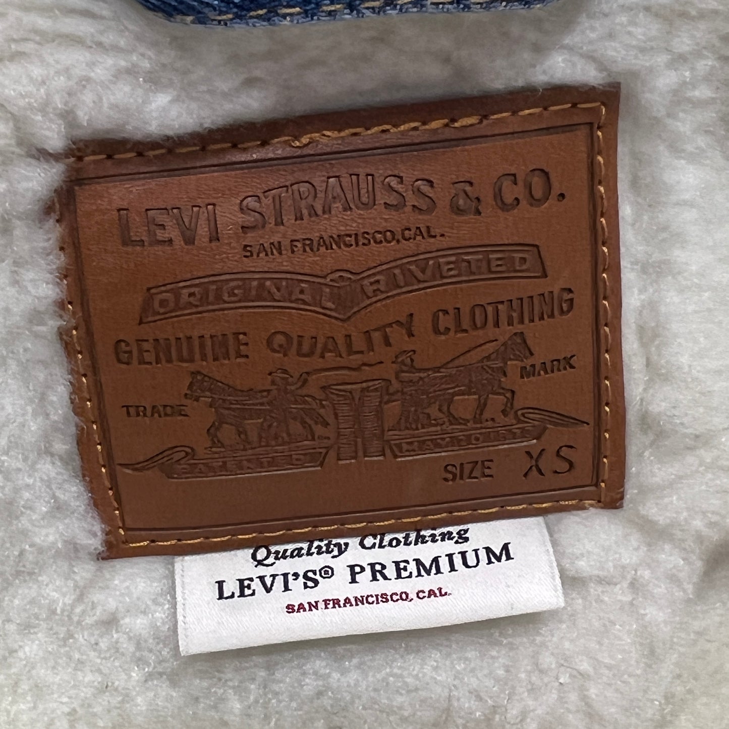 levi's '10s crop bomber denim jacket with faux fur lining