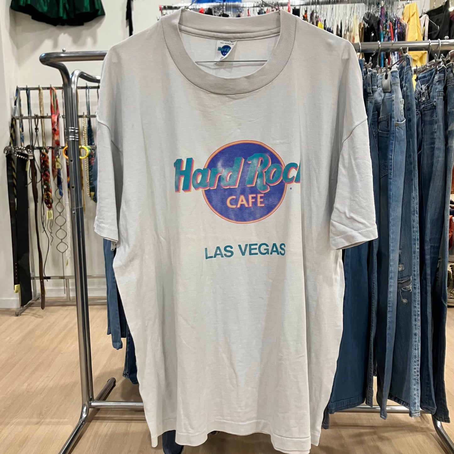 hard rock cafe las vegas 90s off white tee with blue purple logo