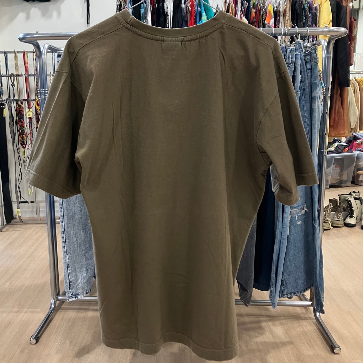 apple guru khaki tee with orange geko design