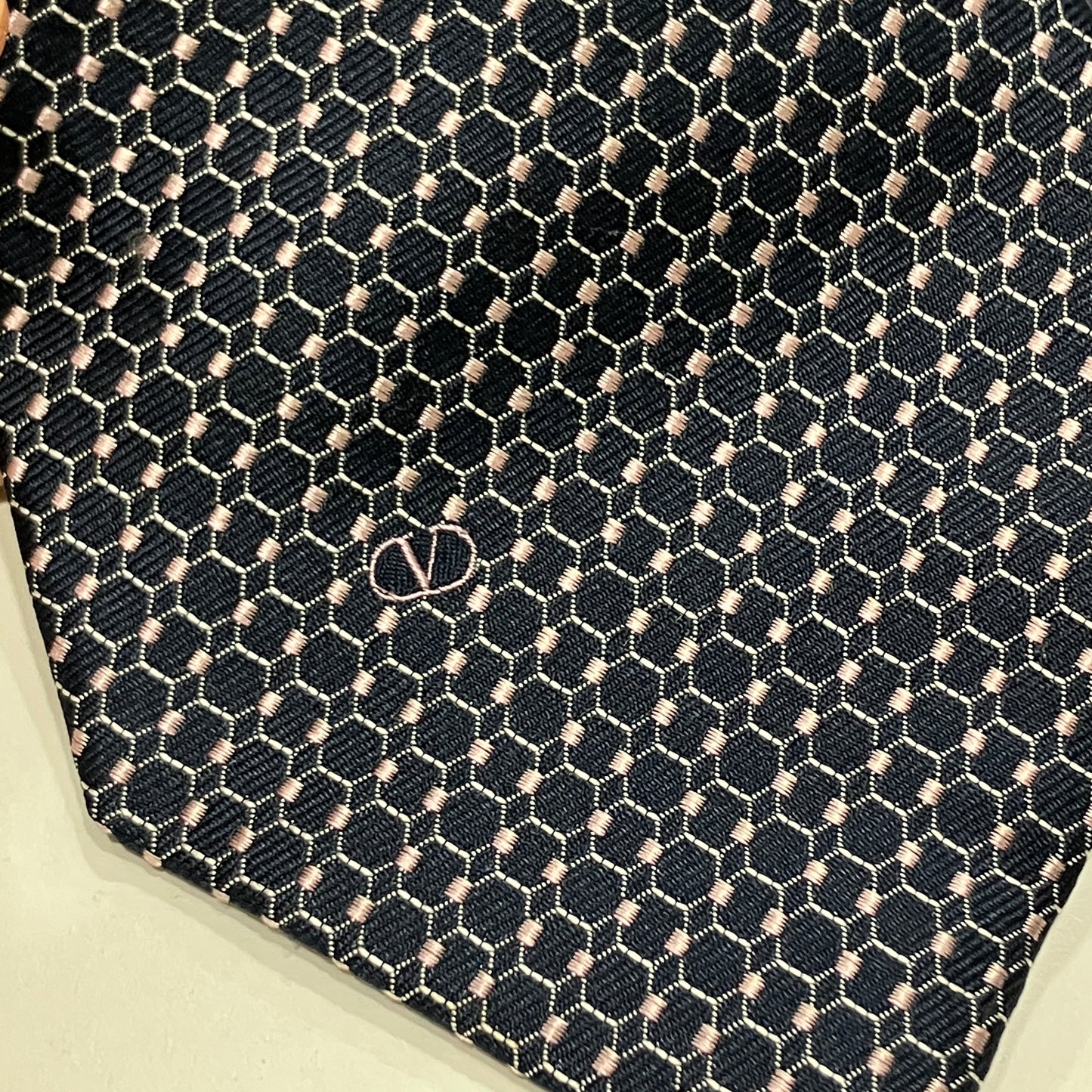 valentino 90s navy blue silk tie with light pink geometric pattern