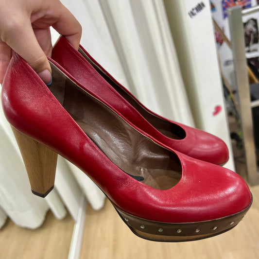 marni 00s red leather round tip with wood platform and studs