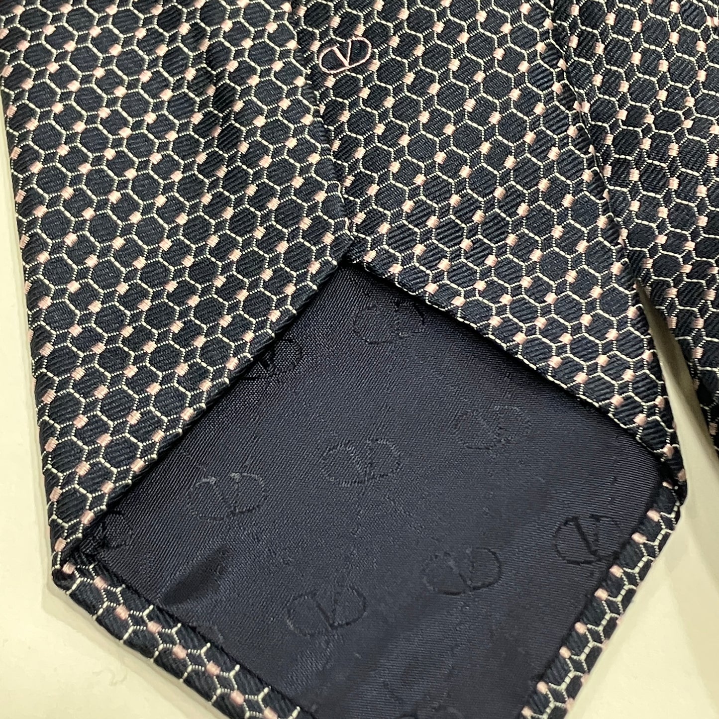 valentino 90s navy blue silk tie with light pink geometric pattern