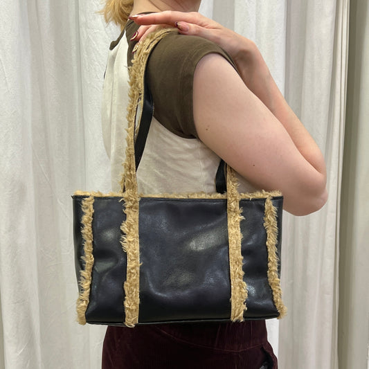 00s black vegan leather shoulderbag with faux fur trim