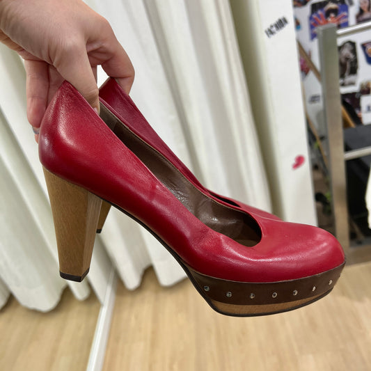 marni 00s red leather round tip with wood platform and studs