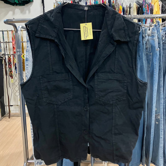 black sleeveless shirt