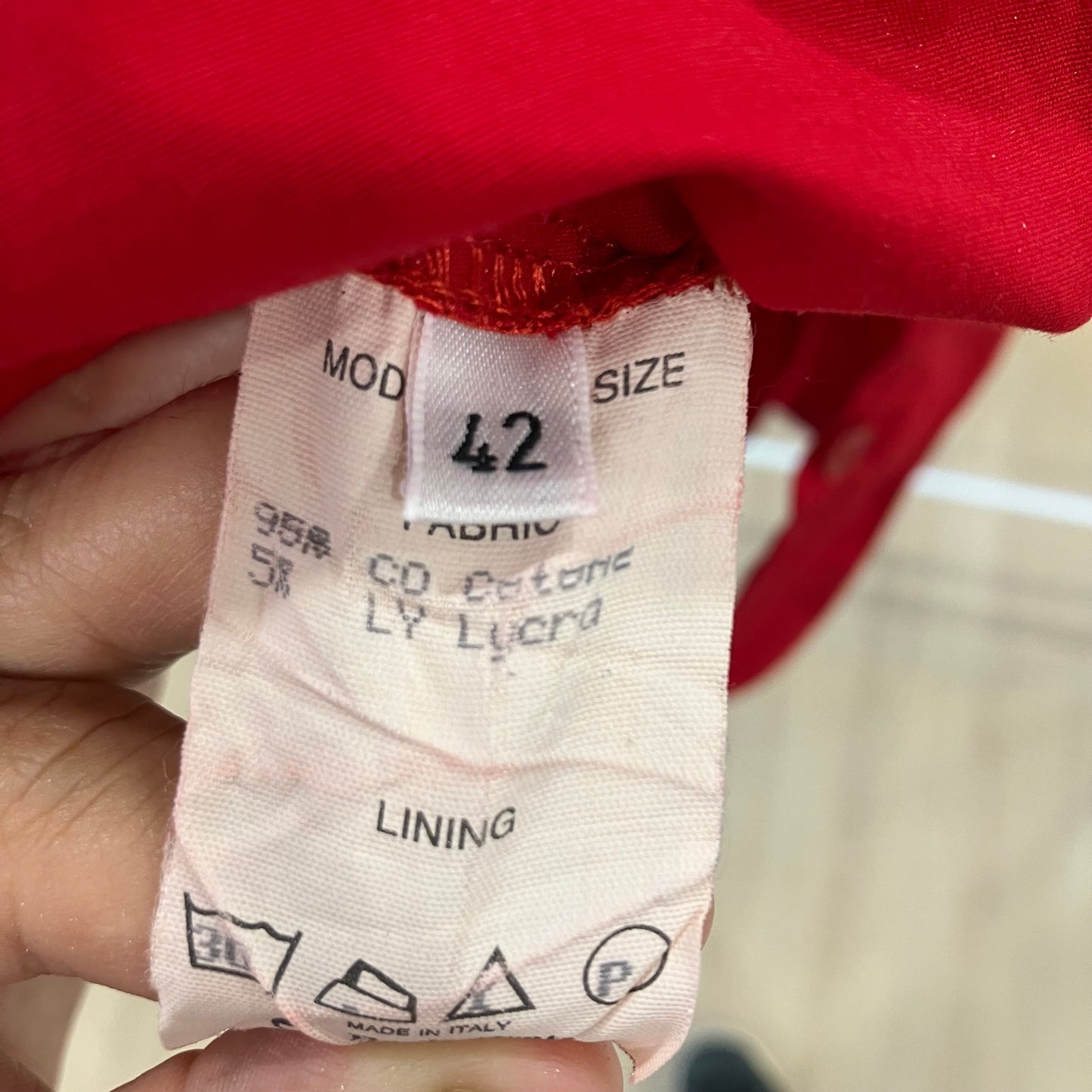 Fabric tag with size 42 on a red garment