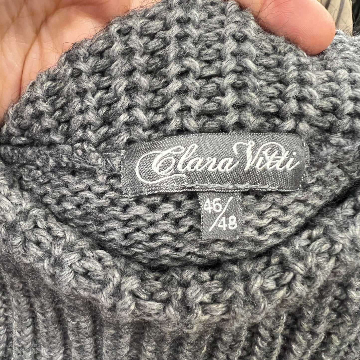 Gray knitted garment with 'Clara Vitti' label