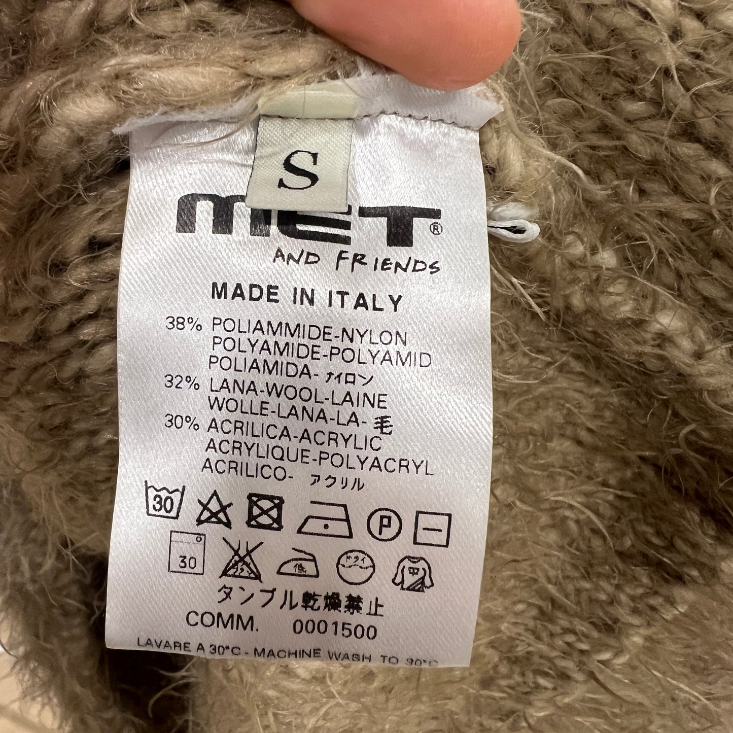 Close-up of a label with 'miet and friends' branding and text.