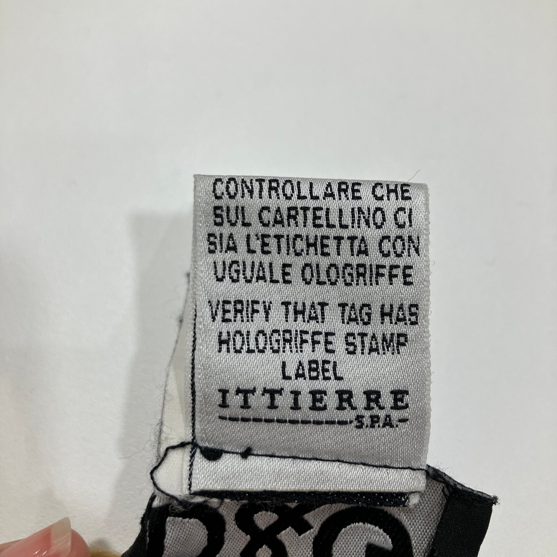 Text label on a product with 'Ittiere' branding and text