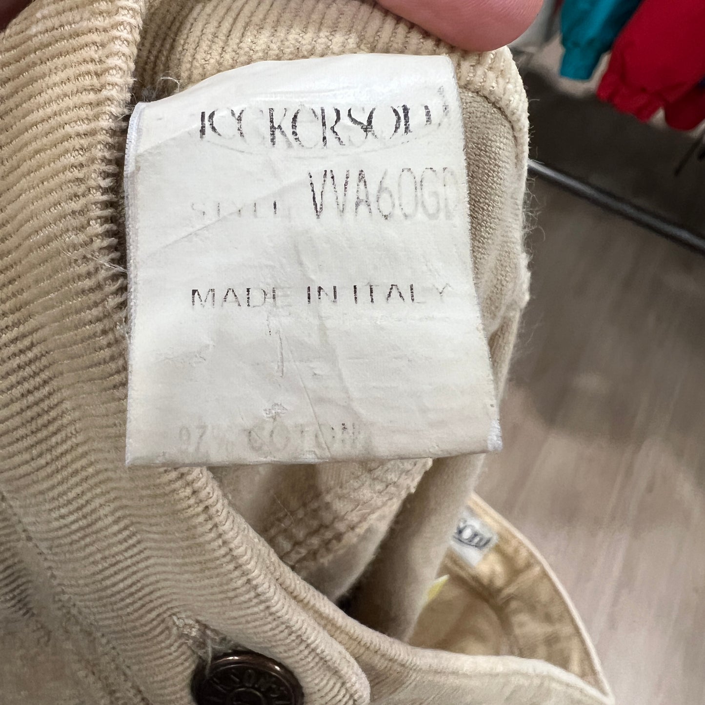 Close-up of a label on a beige fabric item with 'Jeckerson' branding