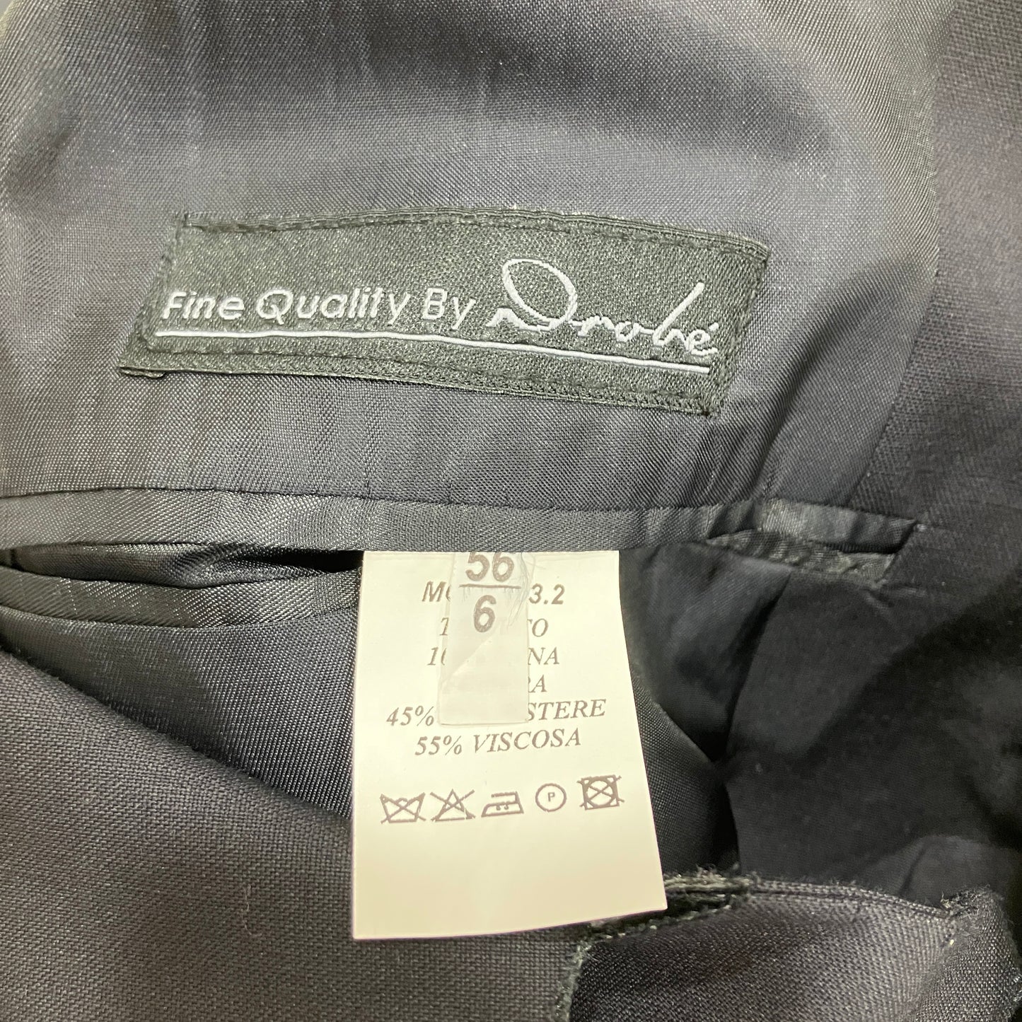 Label on a gray fabric with 'Fine Quality By Drobé' branding