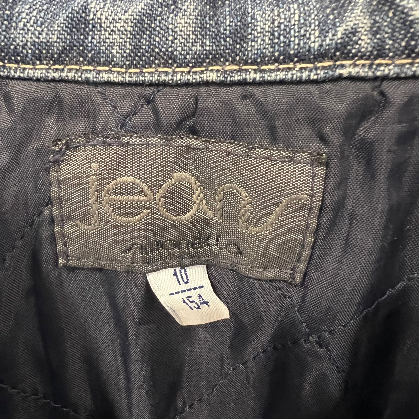 Close-up of a denim label on a pair of jeans with 'jeans' text