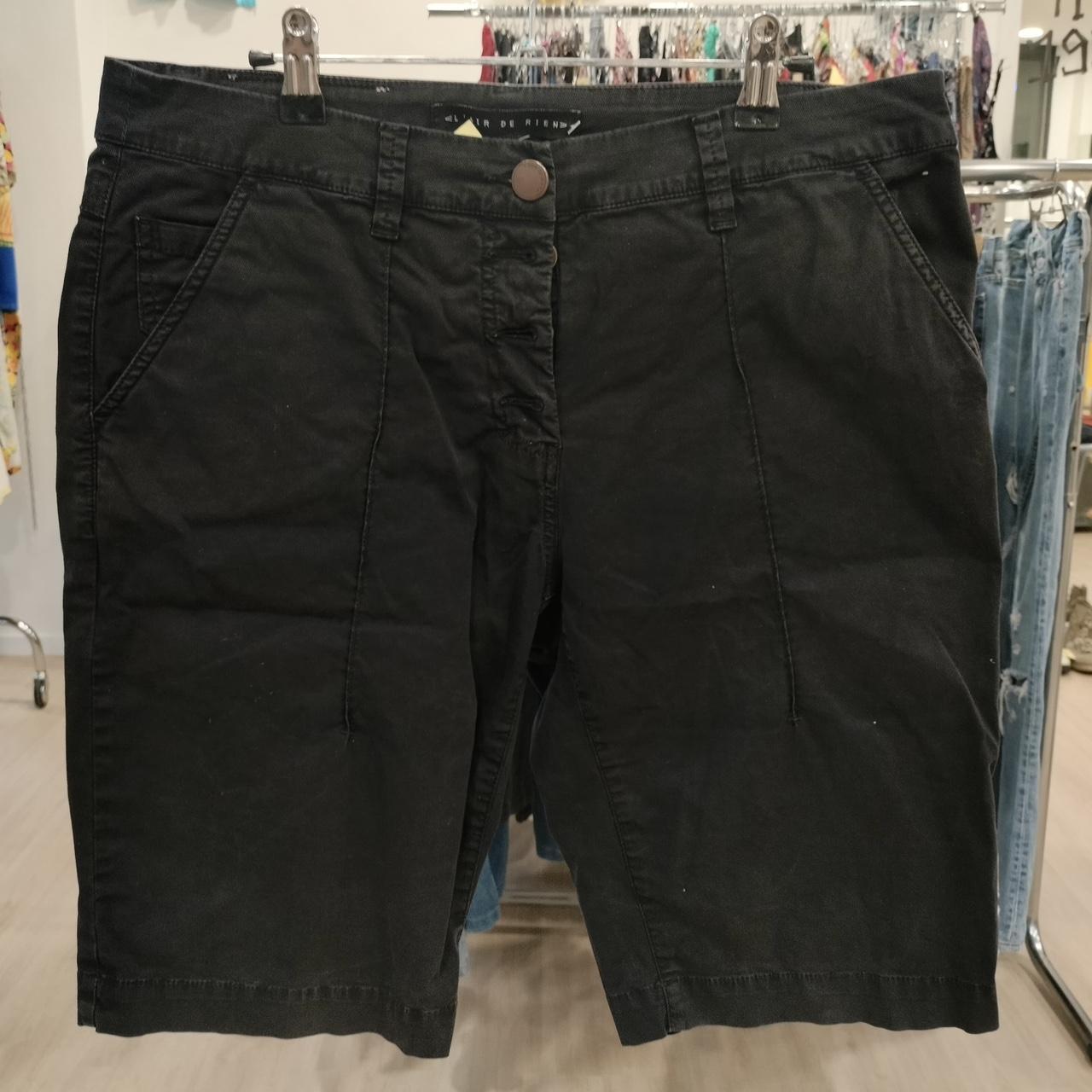 Black denim knee-length shorts with front pockets, sustainable second hand fashion