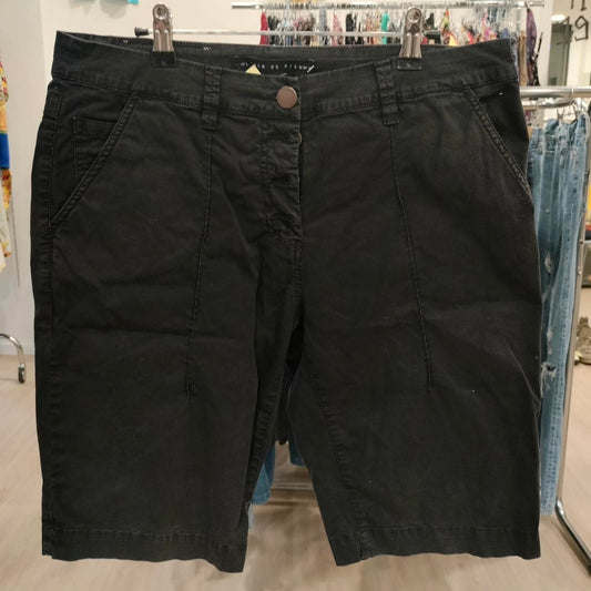 Black denim knee-length shorts with front pockets, sustainable second hand fashion