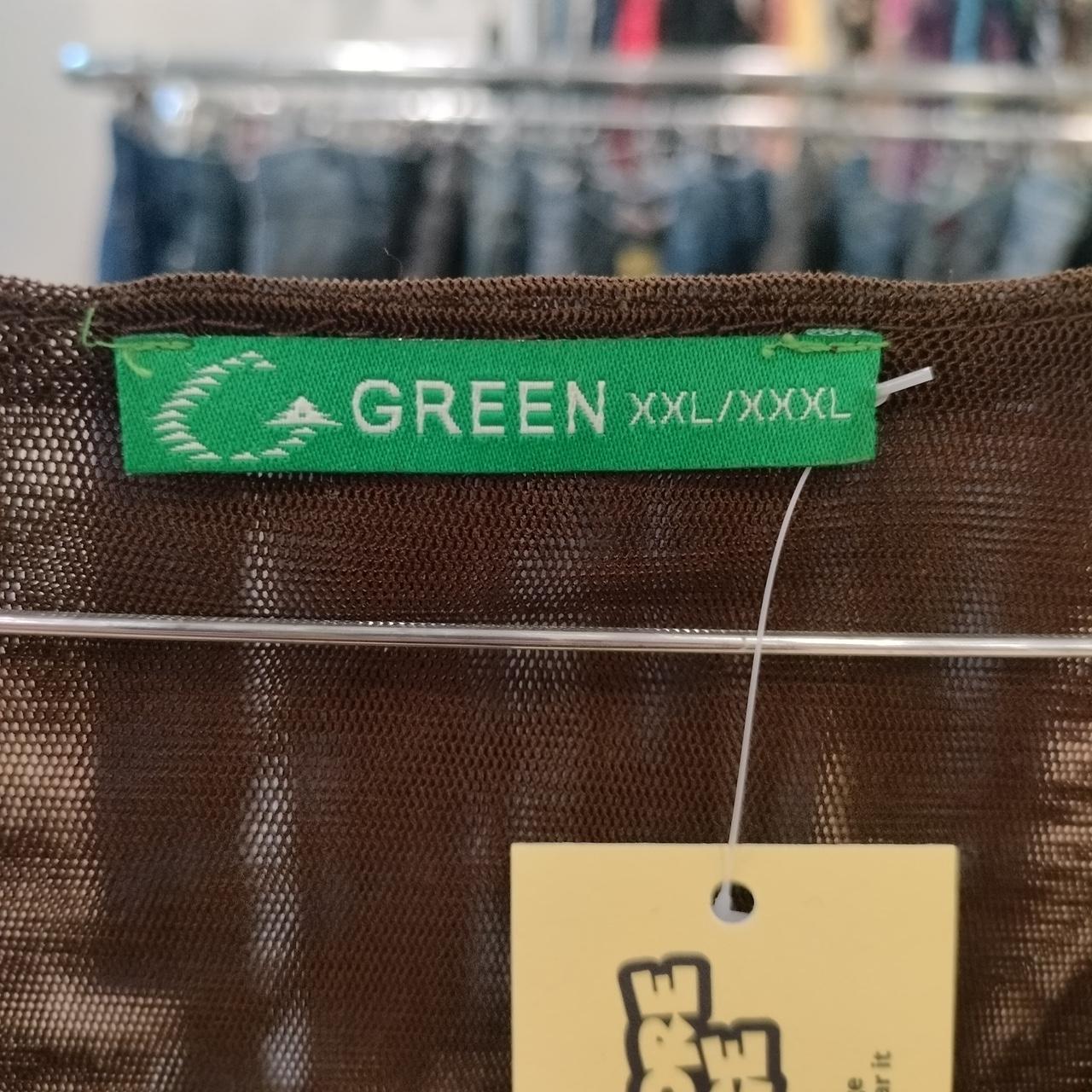 Green XXL/XXXL size label on brown mesh sustainable fashion garment