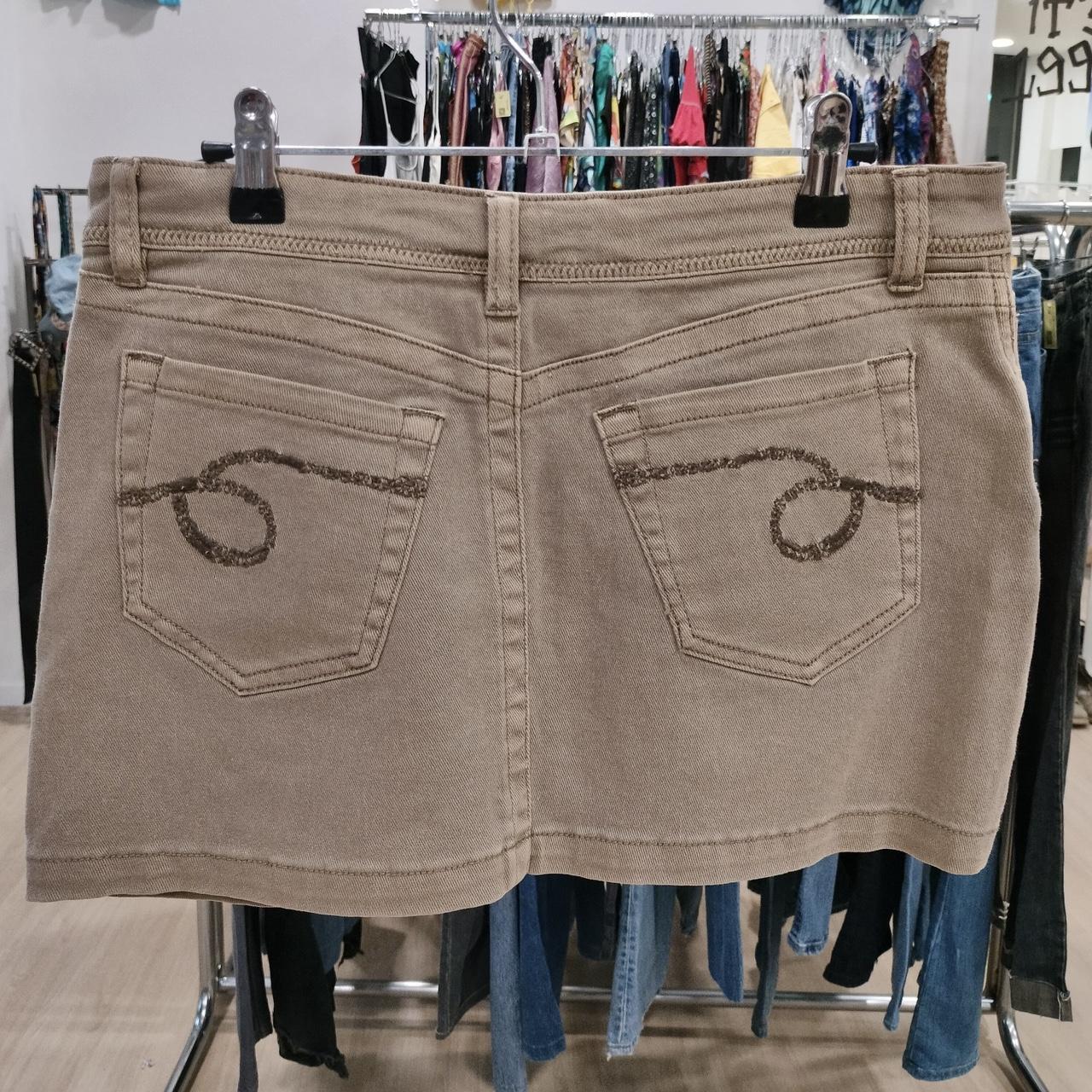 Beige denim mini skirt with decorative back pockets, sustainable second hand fashion