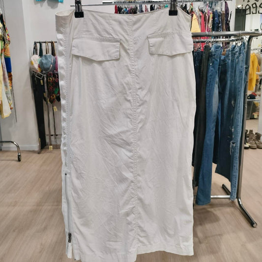 White midi skirt with flap pockets and side zipper, displayed in second hand clothing store
