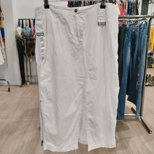 White midi skirt with front button and side buckles in a second hand fashion store