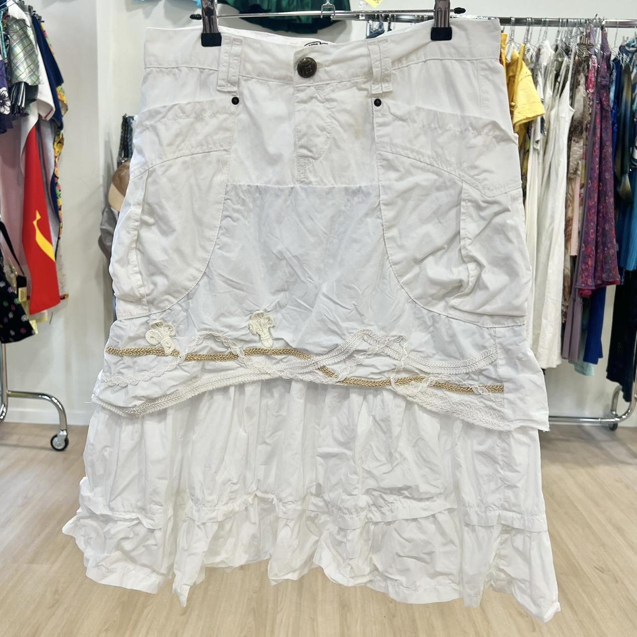 White layered second hand skirt with lace trim, front pockets, sustainable fashion