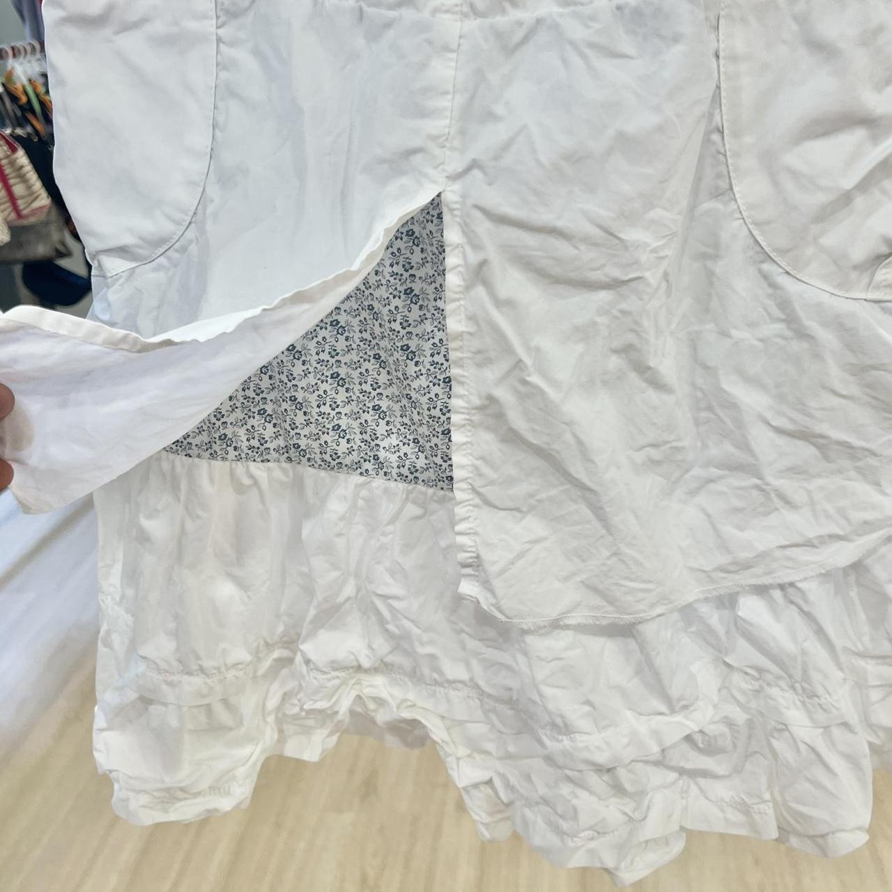 White ruffled skirt with floral patterned lining, sustainable second hand fashion